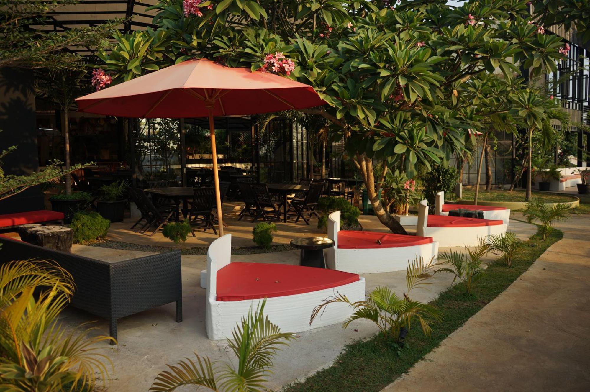 Lucca Resort & Residence Jepara Extérieur photo